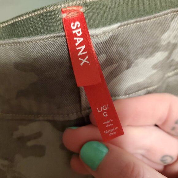 Spanx Stretch Twill Shorts In Green Camouflage Women's Size Large NWT - Picture 10 of 14